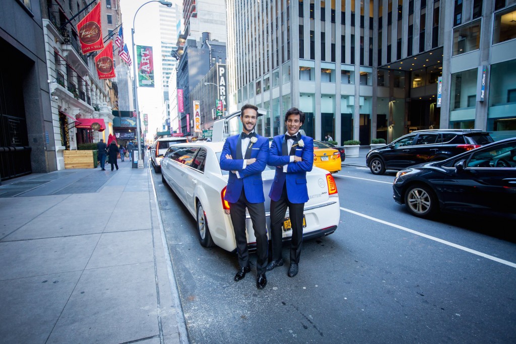 Wedding party toured the streets of New York